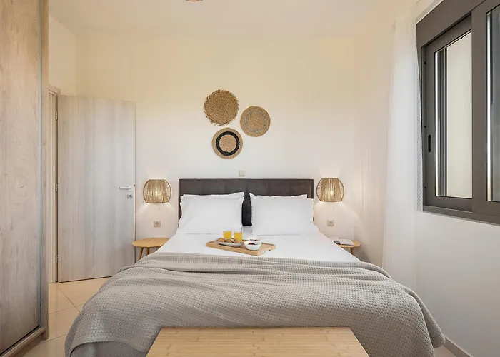 Sol Luxury - Close To The With A Private Heated Mini Pool Χανιά